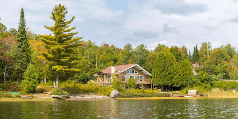 Cinq conseils pour protéger votre chalet des dommages causés par les intempéries